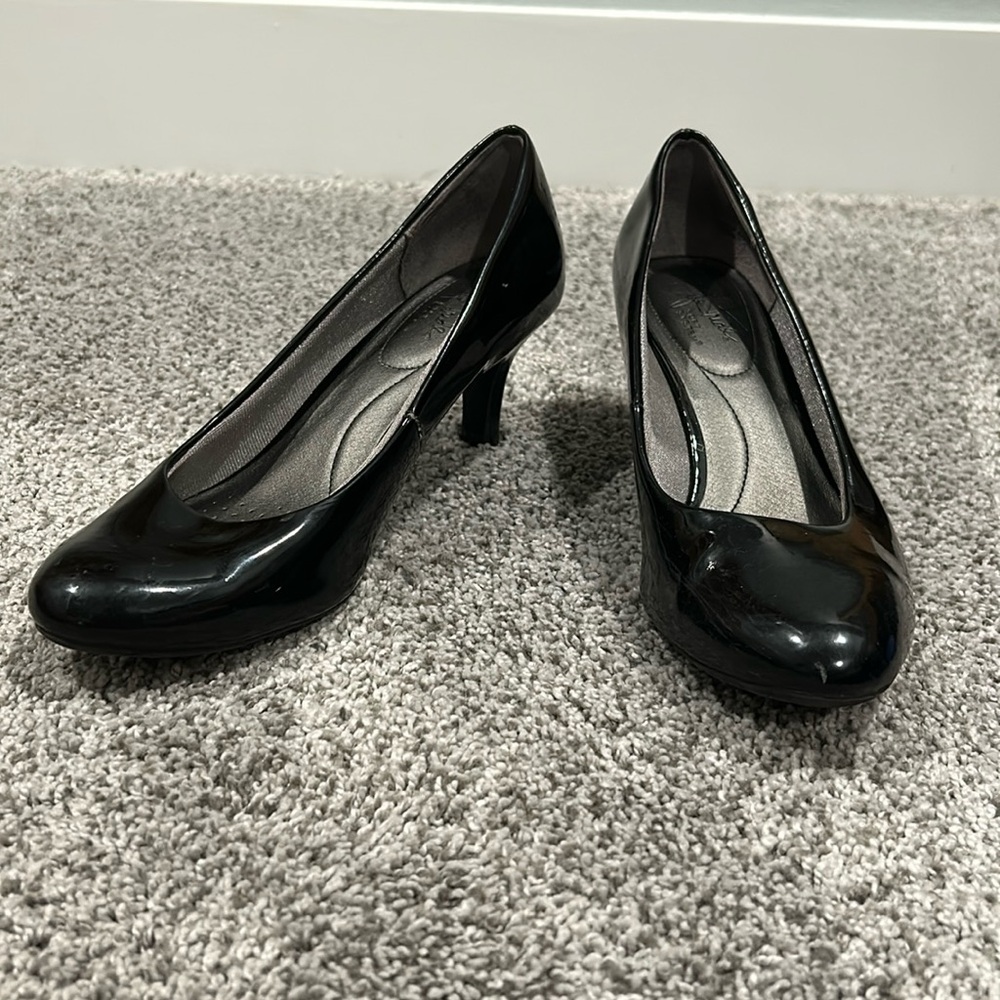 Life Stride shiny black heels
